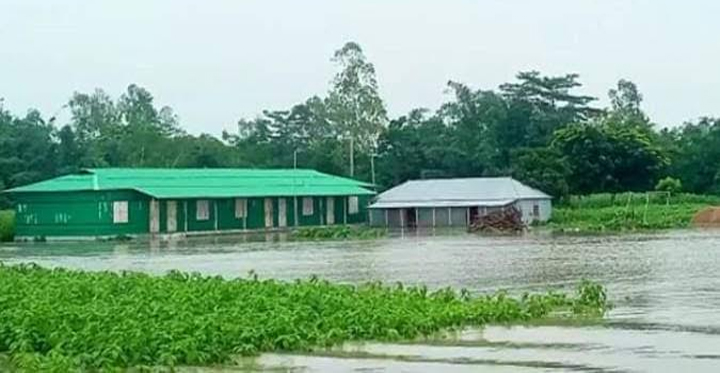 কষ্টে আছেন গাইবান্ধায় পানিবন্দি ৬১ হাজার মানুষ