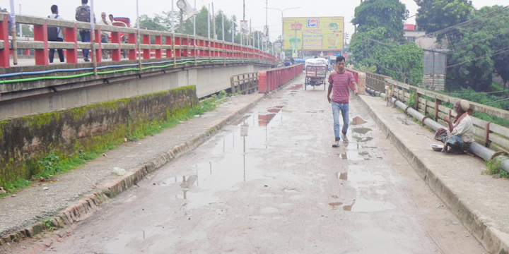 ফুলবাড়ীতে ছোট যমুনা নদীর উপর নিমার্ণাকৃত পুরাতন ব্রীজটি যত্নের আভাবে নষ্ট হয়ে যাচ্ছে