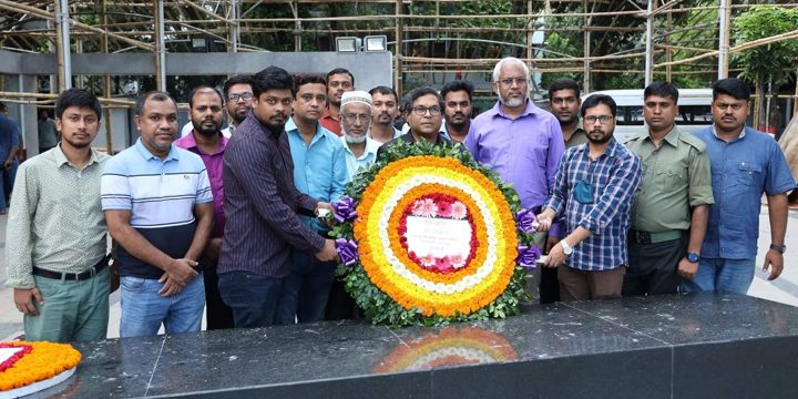 জাতির পিতার প্রতিকৃতিতে বিডিইউ উপ-উপাচার্যের শ্রদ্ধা